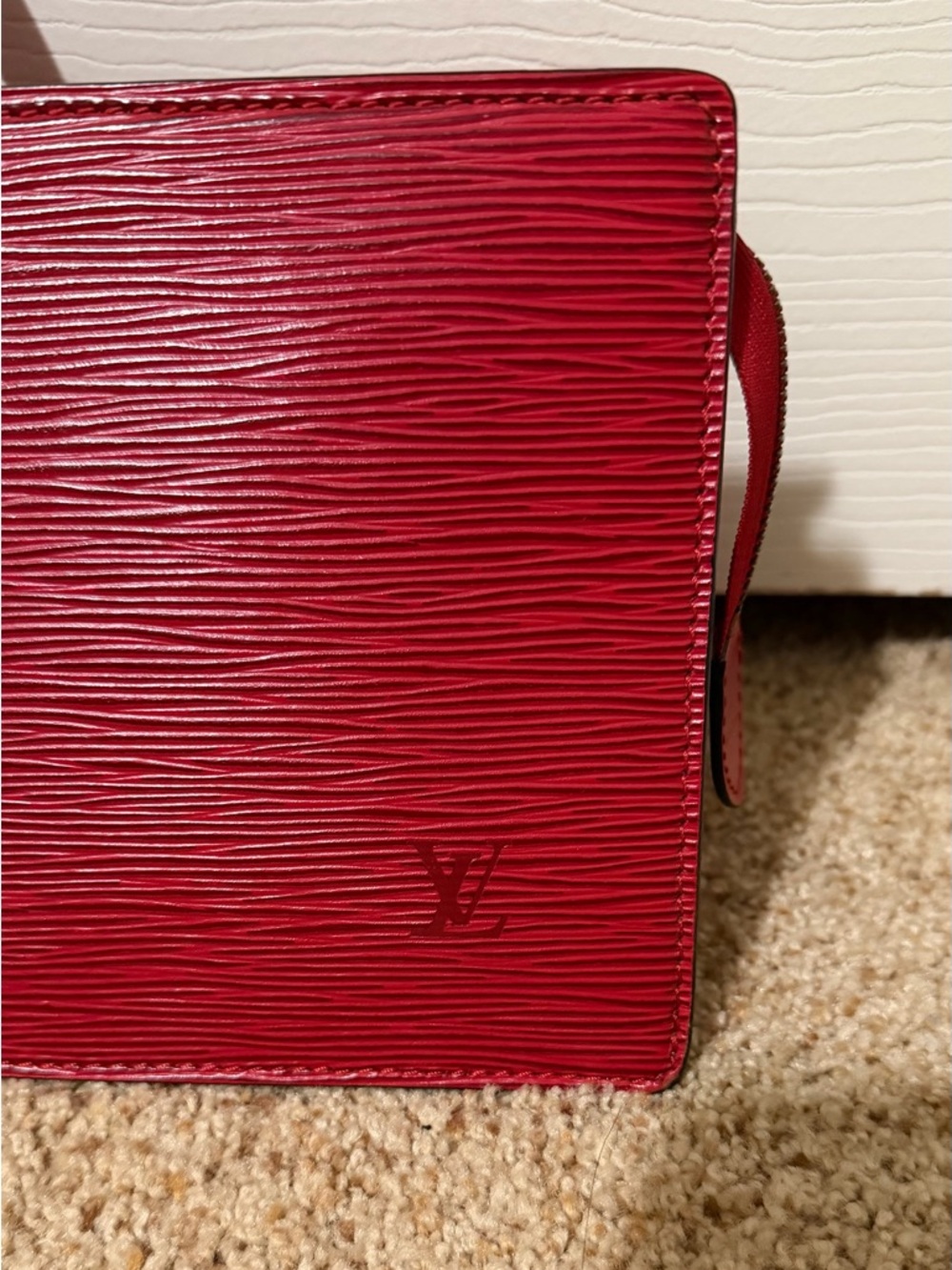 Louis Vuitton Epi Sac Triangle bag w/ matching wallet. Very unique bag. - Picture 13 of 14